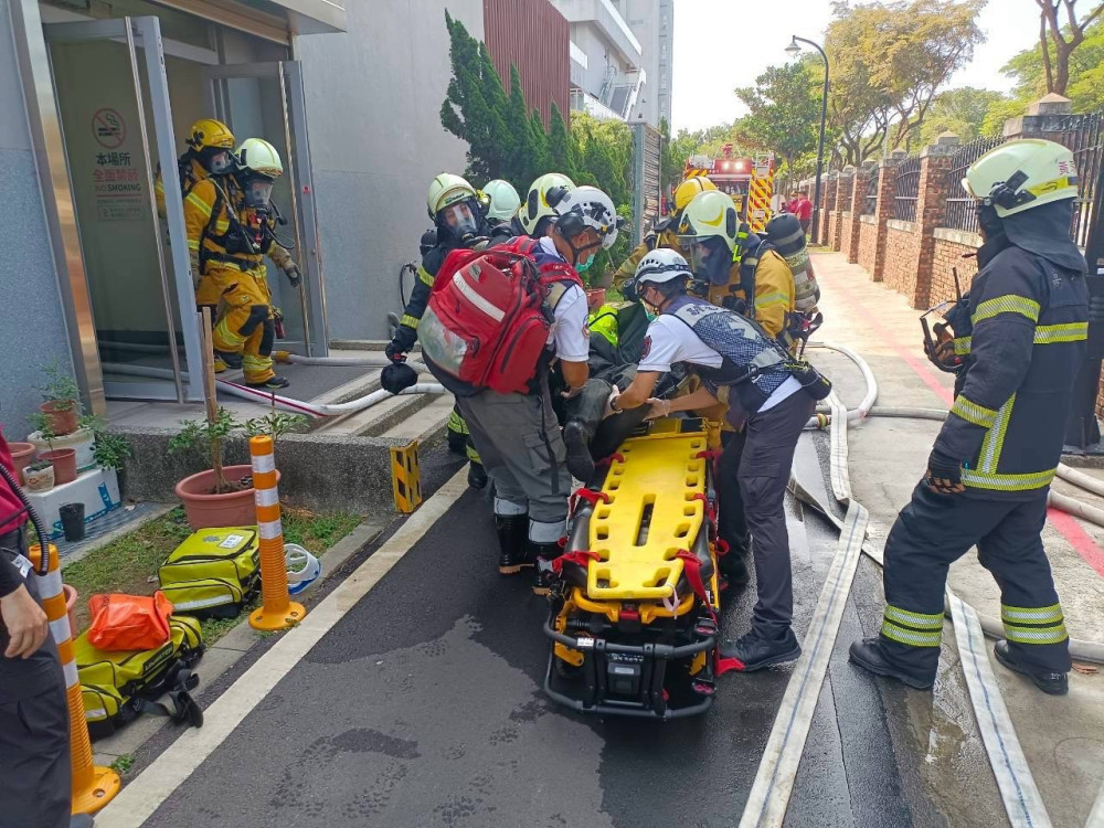 國訓中心火警演練！高雄消防出動特搜　RIT、無人機全面強化救援