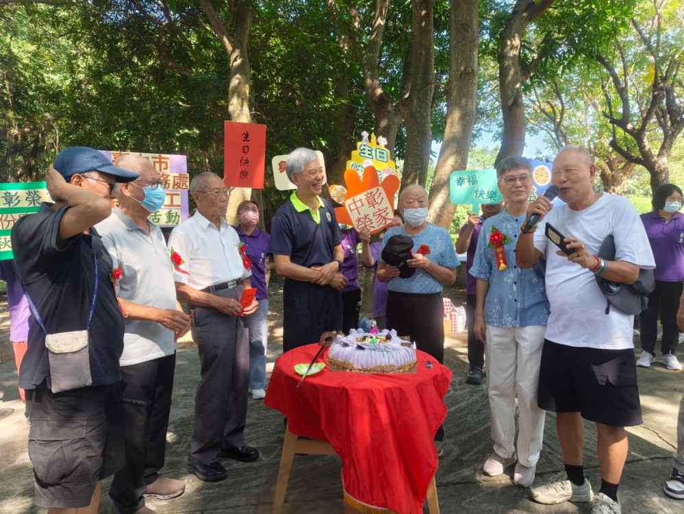 榮服處榮欣志工秋節慰問 中彰榮家烤肉歡唱慶生迎佳節