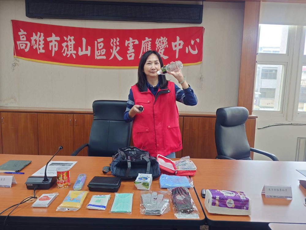 旗山區公所示範「緊急避難包」開箱　災害來臨前先做好準備