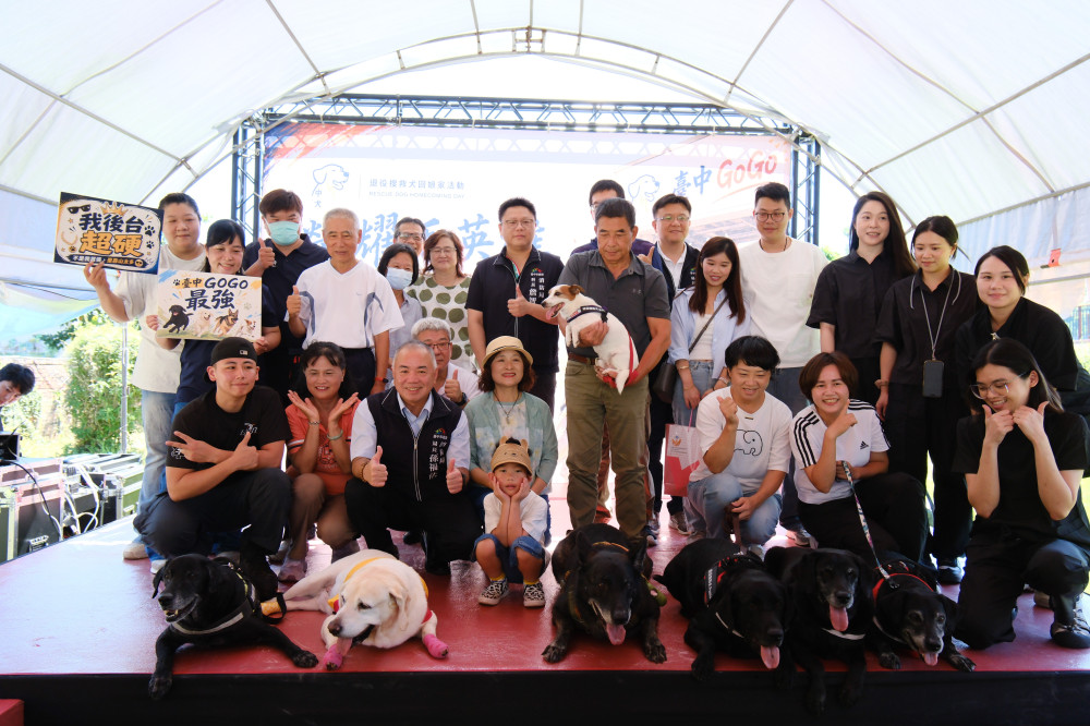 退役搜救犬回娘家 中市消防局向毛英雄致敬　感謝認養家庭接棒守護