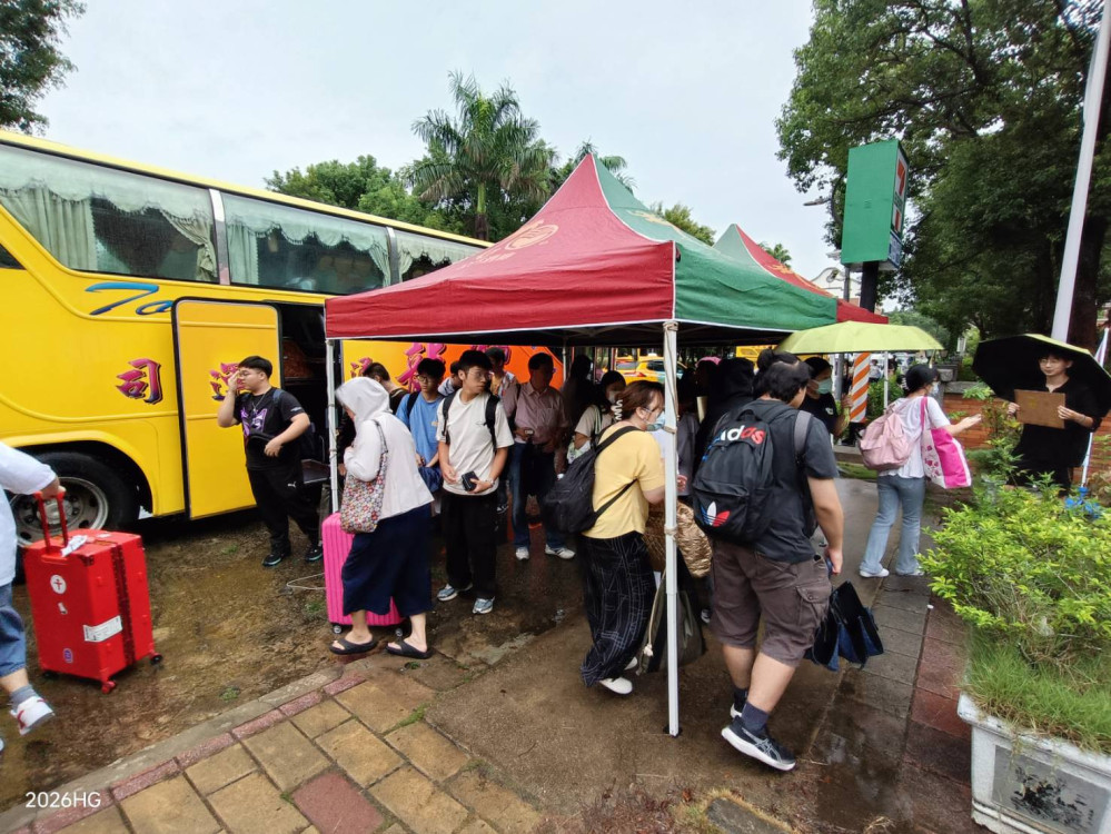 無畏惡劣天候  金大總動員迎接新生報到
