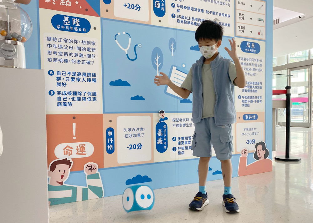呼吸道疾病高峰季將至 小心肺炎上身  衛教巡迴展「人生大富翁：健康不走回頭路，疫苗提前先守護」中榮登場