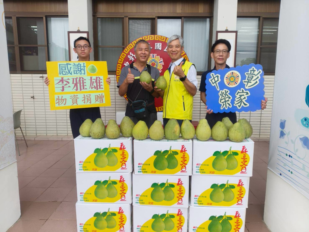 麻豆榮民李雅雄捐贈文旦 預祝榮家長輩歡度秋節