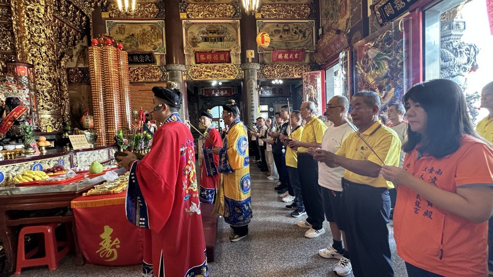 武龍宮千人團拜祈福　1,307組供品化愛心送弱勢「永續普渡」再升級