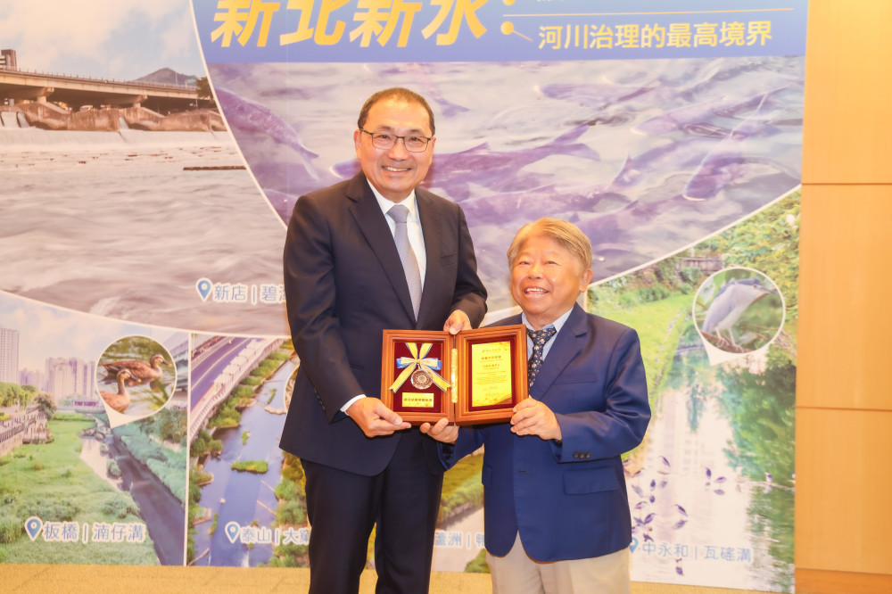 侯友宜親頒新北榮譽市民證書　感謝民間協力，共同提升公共服務