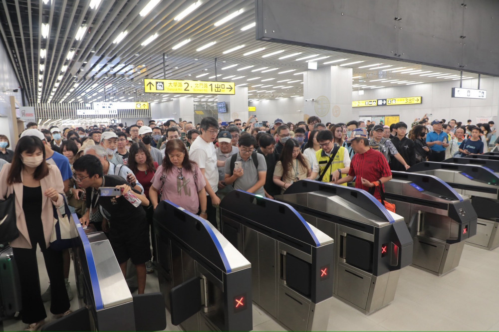 台南鐵路地下化第一階段正式通車　黃偉哲搭首班自強號見證歷史