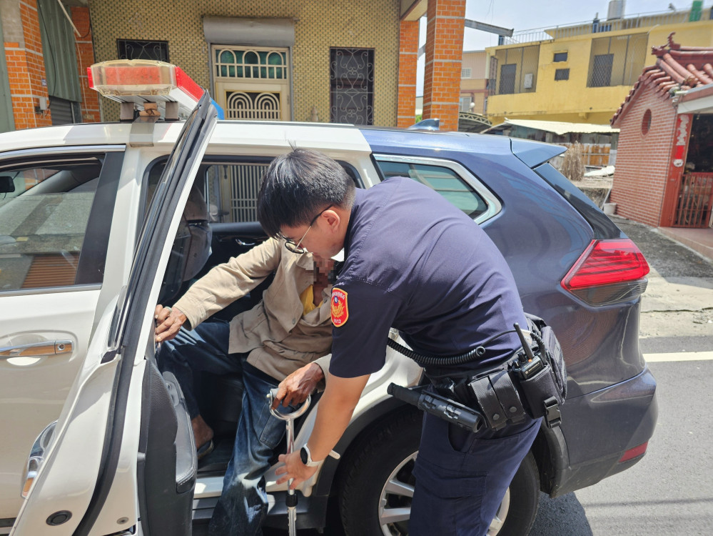 不只維護治安更守護長者　枋寮警暖心協助83歲老翁返家