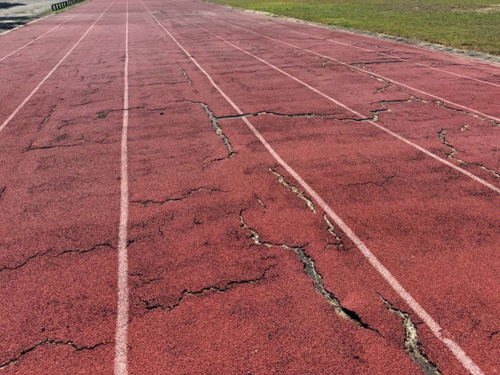 打造師生更安全完善運動空間　新竹縣府投入 6451萬元整建校園操場提升品質