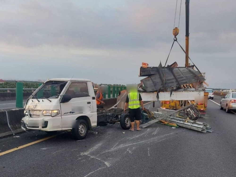 國道3號貨車疑爆胎失控撞護欄　散落物噴飛擊中對向車輛