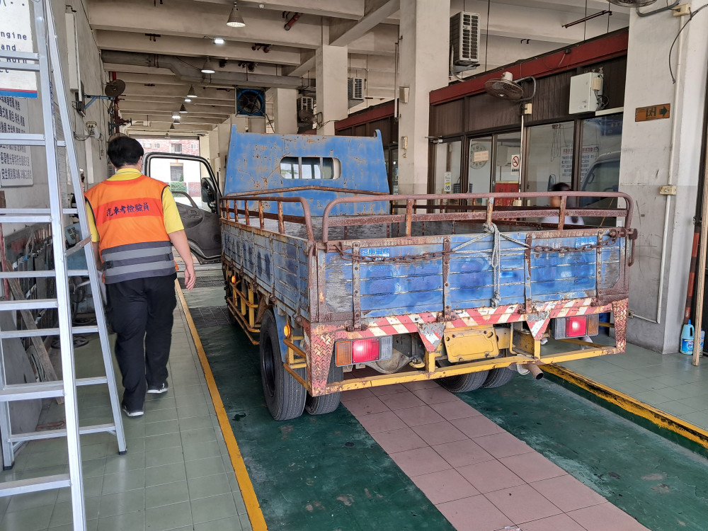 光復節連假注意！高雄區監理所轄區71家代檢廠連假停辦車檢