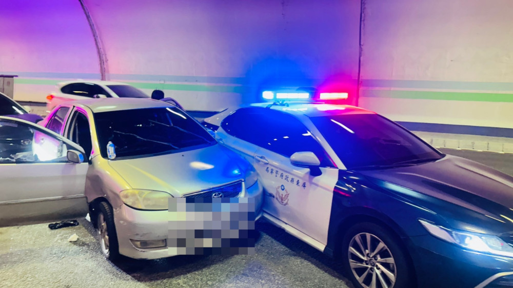 驚險拒檢逃逸！內埔警國道隧道攔車　破窗壓制查獲毒駕