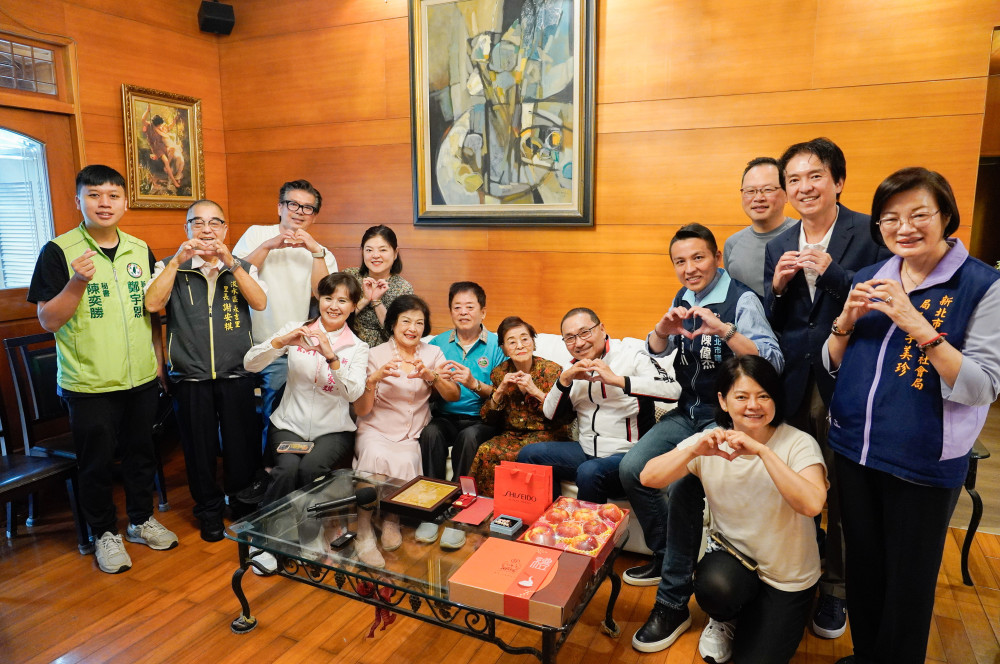侯友宜拜訪新北101歲人瑞　洪許俸阿嬤展現樂活精神