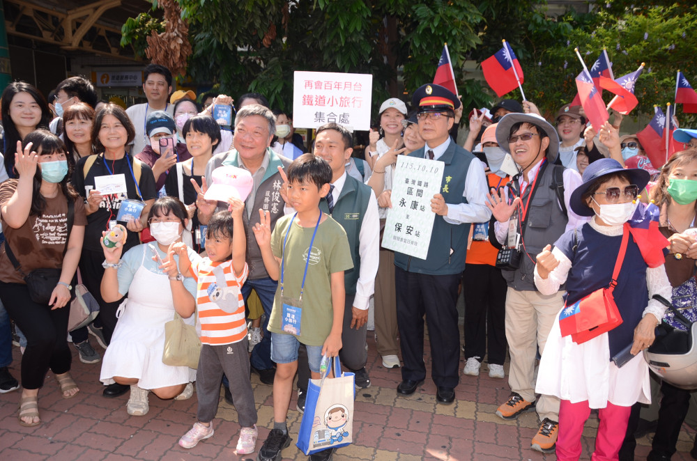 黃偉哲化身臺南車站一日站長　鐵路地下化17日通車前邀民眾打卡留念