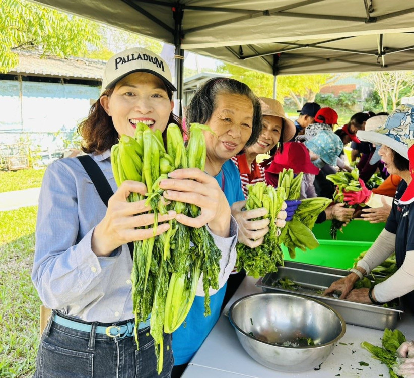 化豐收為大愛！竹縣農會體系總動員醃製客家雪裡紅　將農村溫暖送進長照機構