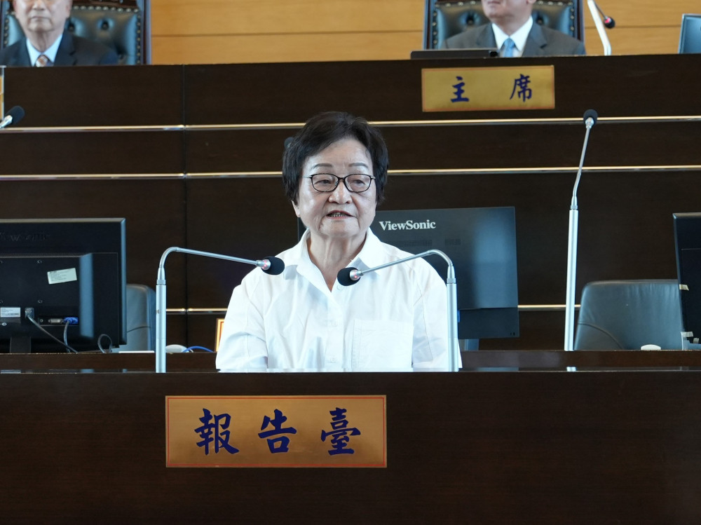 告別49年的從政生涯   「阿姑」市議員張瀞分   掌聲、笑聲中感恩引退