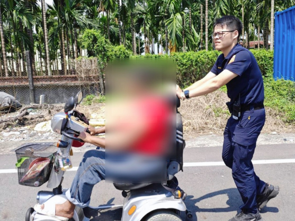 烈日下最暖的2公里　枋寮警推車護送獨居婦平安返家