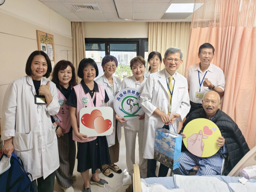 榮民節前夕高雄榮總暖心送祝福　百歲榮民獲贈壽桃、平安糕