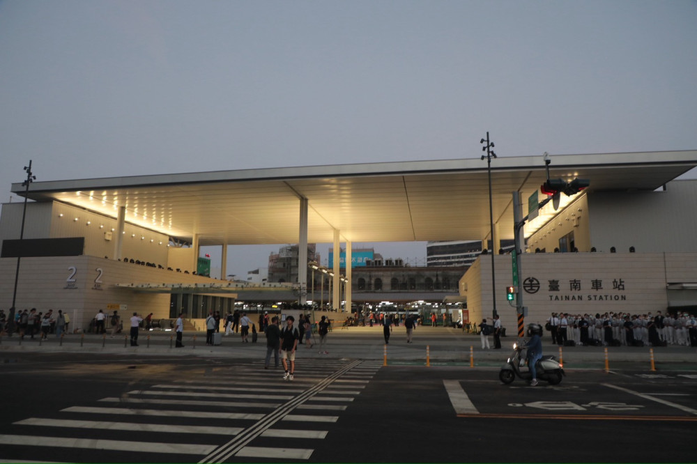 台南鐵路地下化第一階段正式通車　黃偉哲搭首班自強號見證歷史