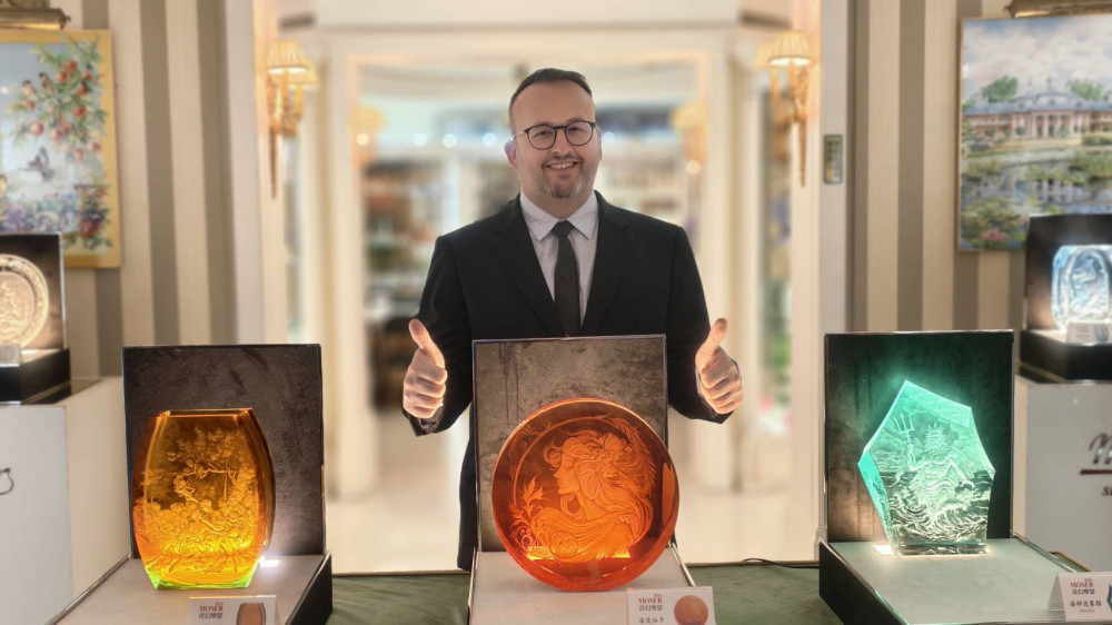 2026摩瑟水晶巡迴展登場　國際雕刻大師親臨高雄展現水晶藝術之美