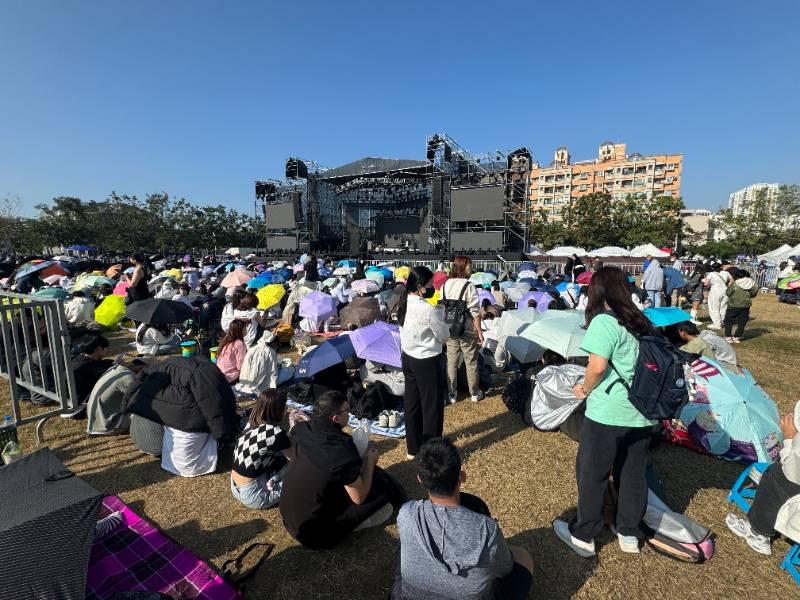 台南瘋跨年！近千歌迷烈日撐傘等待  2024跨年派對提前啟動
